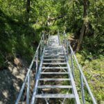 Neue Treppe auf dem Weg zu den Wasserfällen im steilen Gelände